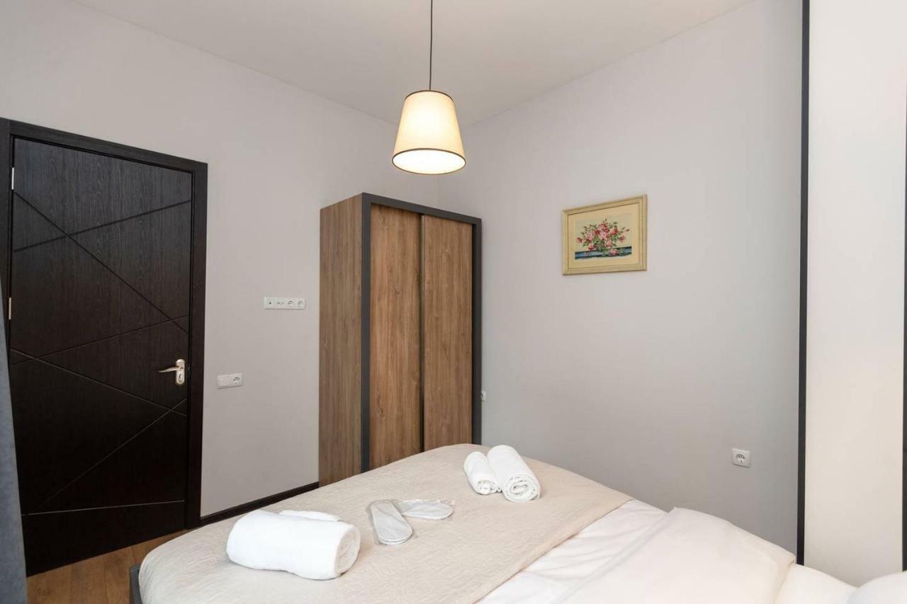 Wehost Apartment Near Fabrika Tbilisi Bagian luar foto