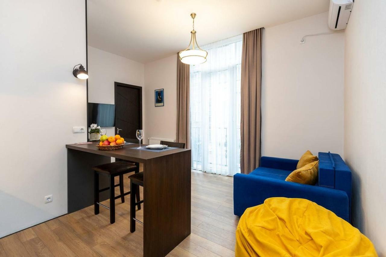 Wehost Apartment Near Fabrika Tbilisi Bagian luar foto